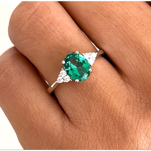 Emerald-Green Oval Gemstone Ring with Sparkling Side Accents – Classic Three-Sto - Picture 3 of 4
